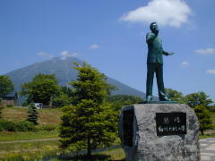 蝦夷富士と細川たかし像