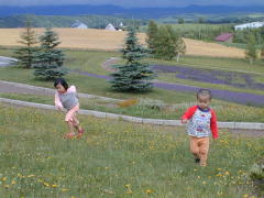 丘を走る子供