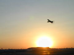 夕陽を背にテイクオフ