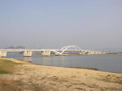 海の中道大橋を望む