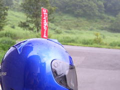 雨に濡れるヘルメット