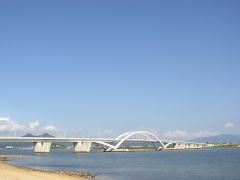 海の中道大橋を望む