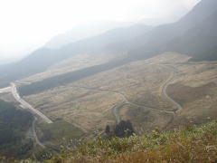 トンネル出口と旧道を見下ろす