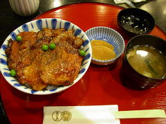 豚丼 900円(p2030287.jpg)