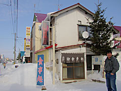 田の前に立つオーナー(p2070547.jpg)