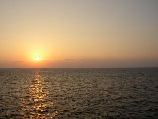 デッキから東シナ海を望む(p2260011.jpg)