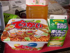 やきそば弁当と青りんごカツゲン