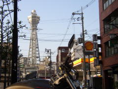 通天閣を見上げる