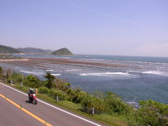 日南海岸をバックに快走