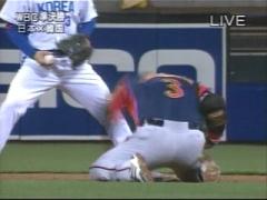 ベースを叩く松中