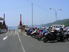 乗船を待つバイク達