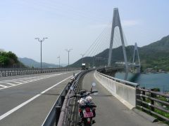 生口橋を行く