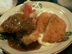 チキンカツのカレーソースとコロッケ