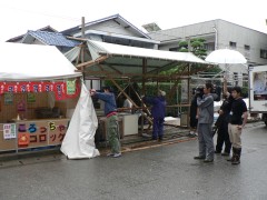 撤収を始めた露店