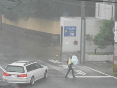 暴風雨吹き荒れる