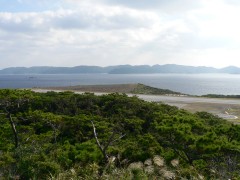 滑走路越しに渡嘉敷島を望む
