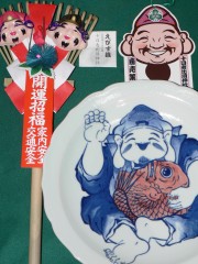 熊手と「招きえびす」飾り皿