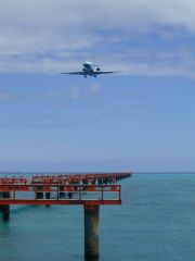 RWY17ENDからフェアリンク機を迎える