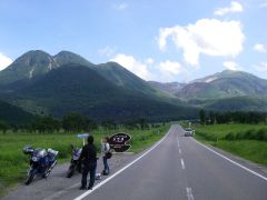 硫黄山を見上げる…