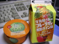 牛乳屋さんのフルーツオレ《南国パイン味》、まるごとくまもとメロン&ヨーグルト