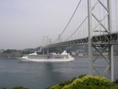関門橋と大型客船
