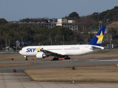 SKYMARK JA767B (B737-800)
