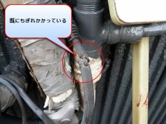 ちぎれかかっている電源ケーブル