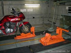 八重洲出版の二輪車駐車システム