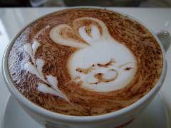 琥珀の刻のデザインカプチーノ