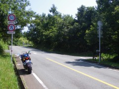 最高速度50km/h＆追い越しの為のはみ出し禁止規制
