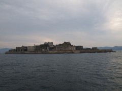 西側海上より軍艦島を望む(PB086879)