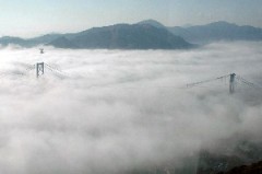 霧に沈む関門橋