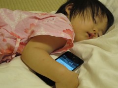 iPod Touchを片手に眠るなっちゃん
