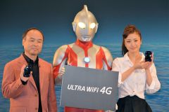 発表会にはウルトラマンと上戸彩も