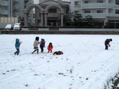 雪遊び中