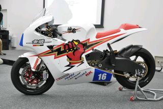 無限、オリジナルEVバイク「神電（SHINDEN）」でマン島TTに参戦