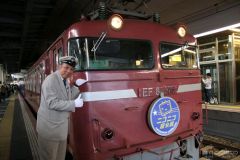 誰よりも表情がまぶしい向谷車掌(ドワンゴ提供)