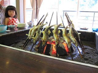 囲炉裏で炭火焼き！