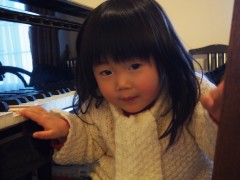 ピアノに向かうなっちゃん