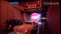 大きな「STOP」の標識