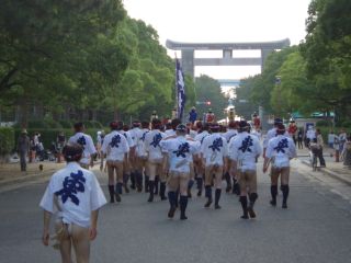 お汐井取りに向かう男衆