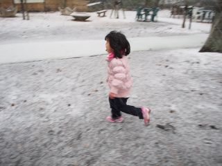 雪景色に喜ぶなっちゃん
