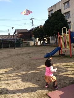 なっちゃん、凧をあげる