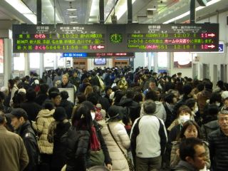 混雑する新幹線改札口