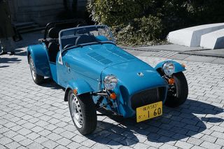 ケータハムのニューモデル セブン 160。日本の軽自動車規格に準拠して作られているので、ナンバープレートも黄色になっている