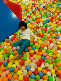 ボールプールで遊ぶなっちゃん