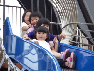 4人で滑り台!