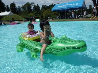 ２人でワニの浮き輪に乗ってゴキゲン！