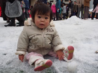 初雪で遊ぶあいかさん