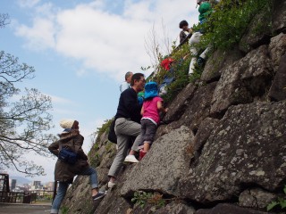 福岡城趾で石垣登り